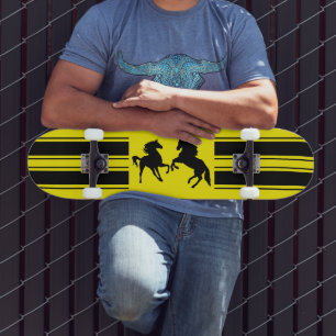 Skateboard de chevaux sauvages noirs - Couleurs pe