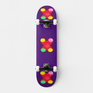SKATEBOARD DE GRANDS POINTS D'ART LUMINEUX S'ÉCLATENT SUR UN 