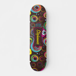 Skateboard de l'ancienne école colorée du cercle r