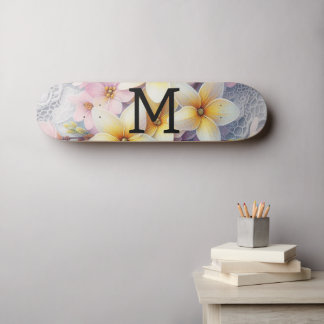 Skateboard Dentelle monogramme fleurs roses et jaunes de prin