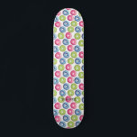 Skateboard Donuts et nom ou blanc de texte<br><div class="desc">Étendez-vous avec ces beignets uniques sur un skateboard blanc. Complétez avec votre nom ou votre texte.</div>