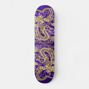 Skateboard Dragon d'or embouti sur papier satin violet