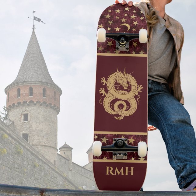 Skateboard Dragon d'or sur fond de Bourgogne avec monogramme  (Créateur téléchargé)