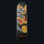 Skateboard Dragon Personnalisé<br><div class="desc">Carte de skateboard de dragon d'art asiatique audacieuse personnalisée avec votre nom dans un type sans serif rouge. Rouge gras orange et noir.</div>