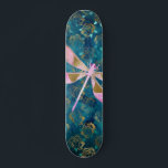Skateboard Dragonfly rose Gold sur Turquoise Floral Arrière -<br><div class="desc">Pink - Dragonfly Rose or sur Turquoise Floral Nature Arrière - plan. L'arrière - plan Aqua Blue contient des fleurs Roses et des pétales en feuille d'or ceinturé dans le Motif.</div>