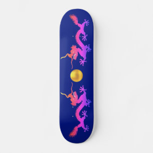 Skateboard Dragons en teintes rose, rouge et bleu sur fond bl
