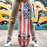 Skateboard Drapeau américain en détresse Patriotique<br><div class="desc">Montrez votre esprit patriotique avec notre skateboard Distressed American Flag Patriotic ! Ce design saisissant présente un drapeau américain d'inspiration vintage avec une texture dégradée, ajoutant une touche de charme robuste. Parfait pour les skateurs qui aiment afficher leur amour pour les États-Unis, cette planche combine style et fierté. Fabriquée avec...</div>