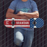 Skateboard Drapeau américain Monogramme Patriotique Personnal<br><div class="desc">Montrez votre fierté américaine ou offrez un cadeau spécial avec ce skateboard USA American Flag dans un design de grunge usé et désespéré. Cette conception de skateboard drapeau des Etats-Unis d'Amérique avec des étoiles et rayures en rouge blanc et bleu est parfait pour les fêtes du quatrième juillet, fête commémorative,...</div>