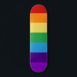 Skateboard drapeau arc-en-ciel<br><div class="desc">Les couleurs vives de l'arc-en-ciel pour célébrer votre fierté,  ou seulement votre bonheur !</div>
