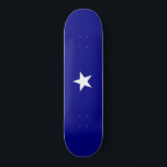 Skateboard Drapeau bleu Bonnie<br><div class="desc">Ce dessin est orné du drapeau Bonnie Blue, qui était une bannière associée à diverses époques avec la République du Texas, la courte république de Floride occidentale et les états du sud de l'Amérique au début de la guerre civile américaine en 1861. Il sert aujourd'hui souvent de bannière représentative du...</div>