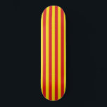 Skateboard Drapeau catalan (Catalogne)<br><div class="desc">Cet article présente les rayures emblématiques rouge et jaune du drapeau catalan. La Catalogne (Catalogne) est une communauté autonome de la partie nord-est de l'Espagne qui a un fort mouvement nationaliste en faveur de l'indépendance de la région. La plus grande ville de Catalogne est Barcelone, qui se trouve sur la...</div>