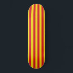 Skateboard Drapeau catalan (Catalogne)<br><div class="desc">Cet article présente les rayures emblématiques rouge et jaune du drapeau catalan. La Catalogne (Catalogne) est une communauté autonome de la partie nord-est de l'Espagne qui a un fort mouvement nationaliste en faveur de l'indépendance de la région. La plus grande ville de Catalogne est Barcelone, qui se trouve sur la...</div>