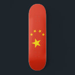 Skateboard Drapeau chinois (Chine)<br><div class="desc">Ce dessin présente le drapeau national de la République populaire de Chine (RPC), qui a été adopté pour la première fois lors de la création de l'État moderne en 1949. C'est un drapeau solide avec quatre petites étoiles et une étoile plus grande dans le coin supérieur gauche. Toutes les étoiles...</div>