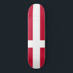 Skateboard Drapeau danois<br><div class="desc">Ce dessin présente le drapeau national du Danemark, pays nordique d'Europe du Nord. La partie continentale danoise, la plus méridionale des régions scandinaves, se compose d'une péninsule, de Jutland, et d'un archipel de 443 îles nommées, dont la plus grande est Seeland, Funen et l'île Jutlandic Nord. Le Danemark se trouve...</div>