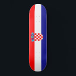 Skateboard Drapeau de Croatie<br><div class="desc">Ce dessin présente le drapeau national de la Croatie, qui est un pays du sud-est de l'Europe. Elle borde la Slovénie au nord-ouest, la Hongrie au nord-est, la Serbie à l'est, la Bosnie-Herzégovine et le Monténégro au sud-est, et une frontière maritime avec l'Italie. La capitale de la Croatie est Zagreb...</div>