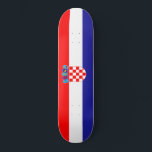 Skateboard Drapeau de Croatie<br><div class="desc">Ce dessin présente le drapeau national de la Croatie, qui est un pays du sud-est de l'Europe. Elle borde la Slovénie au nord-ouest, la Hongrie au nord-est, la Serbie à l'est, la Bosnie-Herzégovine et le Monténégro au sud-est, et une frontière maritime avec l'Italie. La capitale de la Croatie est Zagreb...</div>