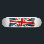 Skateboard Drapeau du Royaume-Uni<br><div class="desc">Cet article a le drapeau britannique dans un style en détresse qui est légèrement en angle. Le drapeau est rogné dans une barre horizontale avec des arêtes dissoutes. Le Royaume-Uni de Grande-Bretagne et d'Irlande du Nord utilise comme drapeau national la bannière royale connue sous le nom de drapeau de l'Union...</div>