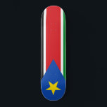 Skateboard Drapeau du Soudan du Sud (Afrique)<br><div class="desc">Ce dessin est orné du drapeau national du Soudan du Sud (officiellement connu sous le nom de République du Soudan du Sud), un pays enclavé d'Afrique centrale de l'est. Le Soudan du Sud borde l'Éthiopie à l'est, le Soudan au nord, la République centrafricaine à l'ouest, la République démocratique du Congo...</div>