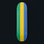 Skateboard Drapeau gabonais (Gabon)<br><div class="desc">Ce dessin présente le drapeau national du Gabon, un pays de la côte ouest de l'Afrique centrale. Le Gabon est situé sur l'équateur. Le Gabon est bordé par la Guinée équatoriale au nord-ouest, le Cameroun au nord, la République du Congo à l'est et au sud, et le golfe de Guinée...</div>