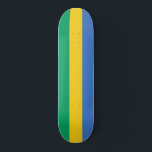 Skateboard Drapeau gabonais (Gabon)<br><div class="desc">Ce dessin présente le drapeau national du Gabon, un pays de la côte ouest de l'Afrique centrale. Le Gabon est situé sur l'équateur. Le Gabon est bordé par la Guinée équatoriale au nord-ouest, le Cameroun au nord, la République du Congo à l'est et au sud, et le golfe de Guinée...</div>