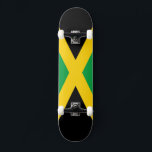 Skateboard Drapeau jamaïcain<br><div class="desc">Le drapeau de la Jamaïque dans les couleurs de partisan du panafricanisme de jaune,  de noir,  et le vert. Verdissez pour la terre,  noircissez pour la force des personnes,  et le jaune pour le soleil.</div>