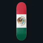 Skateboard Drapeau mexicain (Mexique)<br><div class="desc">Ce dessin présente le drapeau national du Mexique (México), officiellement connu sous le nom des États-Unis mexicains (Estados Unidos Mexicanos). Le Mexique est un pays de la région sud de l'Amérique du Nord. La nation mexicaine est bordée au nord par les États-Unis ; au sud et à l'ouest par l'océan...</div>