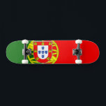 Skateboard Drapeau portugais<br><div class="desc">Libérez votre passion pour le skateboard avec notre skateboard portugais dynamique Drapeau! Avec ses couleurs et son emblème emblématiques du Portugal, ce skateboard est parfait pour les passionnés qui veulent voyager dans le style et montrer leur amour pour la culture. Conçu avec précision, il est conçu pour résister aux sensations...</div>