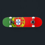 Skateboard Drapeau portugais<br><div class="desc">Libérez votre passion pour le skateboard avec notre skateboard portugais dynamique Drapeau! Avec ses couleurs et son emblème emblématiques du Portugal, ce skateboard est parfait pour les passionnés qui veulent voyager dans le style et montrer leur amour pour la culture. Conçu avec précision, il est conçu pour résister aux sensations...</div>