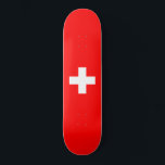 Skateboard Drapeau suisse (Suisse)<br><div class="desc">Ce dessin présente le drapeau de la Suisse (officiellement la Confédération suisse), pays enclavé au centre de l'Europe. Il s'agit d'une république fédérale, divisée en 26 cantons, dont la capitale est Berne, et la plus grande ville de Zurich. Le pays borde l'Allemagne au nord, l'Autriche et le Lichtenstein à l'est,...</div>