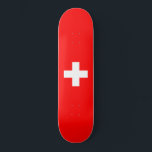 Skateboard Drapeau suisse (Suisse)<br><div class="desc">Ce dessin présente le drapeau de la Suisse (officiellement la Confédération suisse), pays enclavé au centre de l'Europe. Il s'agit d'une république fédérale, divisée en 26 cantons, dont la capitale est Berne, et la plus grande ville de Zurich. Le pays borde l'Allemagne au nord, l'Autriche et le Lichtenstein à l'est,...</div>