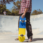 Skateboard Drapeau Ukraine<br><div class="desc">Drapeau de l'Ukraine. Drapeau ukrainien. Grand cadeau avec drapeau ukrainien. Bandes horizontales simples de bleu et de jaune.</div>