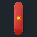 Skateboard Drapeau vietnamien (Vietnam)<br><div class="desc">Ce dessin présente le drapeau national du Vietnam (officiellement connu sous le nom de République socialiste du Vietnam), un pays d'Asie du Sud-Est. C'est le pays le plus à l'est de la péninsule indochinoise. Le Vietnam a des frontières terrestres avec la Chine au nord, et le Laos et le Cambodge...</div>