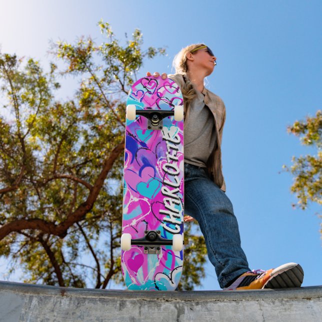 Skateboard Dreamy Fusion : Coeurs de graffiti bleu et rose (Extérieur 1)