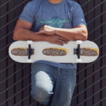 Skateboard Eclair Donuts Aquarelle Nom Sprinkings<br><div class="desc">Skateboard avec Eclair Donut Design Motif avec beignets peints à la main et arroser le design arrière - plan.</div>