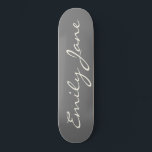 Skateboard Élégant Gris manuscrit Nom du script personnalisé<br><div class="desc">Ce skateboard personnalisé présente votre nom dans de belles lettres manuscrites sur un arrière - plan chic gris fusain. Super idée cadeau.</div>