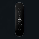 Skateboard Élégant nom de script noir blanc<br><div class="desc">Patinage moderne, girly avec un design arrière - plan noir et un élégant script en lettres blanches. Personnalisez avec votre nom.</div>