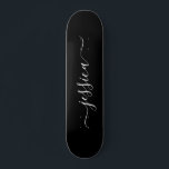 Skateboard Élégant nom de script noir blanc<br><div class="desc">Patinage moderne,  girly avec un design arrière - plan noir et un élégant script en lettres blanches. Personnalisez avec votre nom.</div>