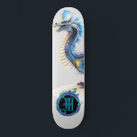 Skateboard *~* Élément AP88 Dragon métallique élémentaire<br><div class="desc">(Code de recherche AP88 pour trouver des articles similaires ) Transfert facile vers d'autres produits Zazzle. DRAGON Élément Élémentaire avec ANNEAU de FEU / FLAMES / FLAME et MONOGRAMME INITIAL pour votre nom - Conserver ou modifier ou supprimer le texte. Cette Fierce Popular skateboard de tendance chinoise style personnalisé pro...</div>