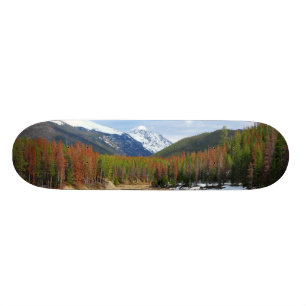 Skateboard Enroulement le fleuve Colorado avec des montagnes
