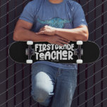 Skateboard Enseignant de première année Simple Rétro Personna<br><div class="desc">Surprenez votre enseignant de première année préféré avec un skateboard de design de typographie d'inspiration rétro cool "Enseignant de première année" qui peut être customisé avec leur nom. C'est une idée cadeau totalement hors du monde pour la Semaine de l'appréciation des enseignants! Pour toute question ou demande concernant cette conception,...</div>