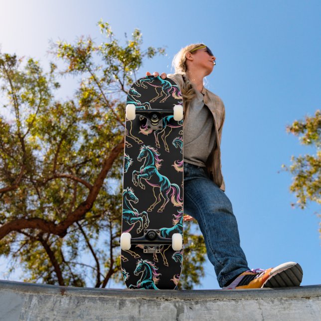 Skateboard Enseigne au néon Cheval Style Rétro Glitch (Extérieur 1)