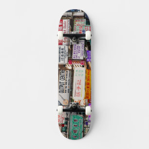 Skateboard Enseignes au néon dans les rues de Hong Kong