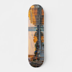 Skateboard Étang de Pioneer Plaza au matin
