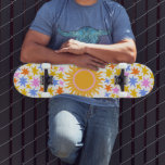 Skateboard Étoiles de Sunburst psychédélique<br><div class="desc">Planche à roulettes psychédélique avec soleil doré et étoiles colorées. Un motif luxuriant et vivant.</div>