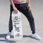 Skateboard Faites un bruit Velociraper<br><div class="desc">Stalking velociraptor dinosaure avec le texte Make some Bruise.</div>