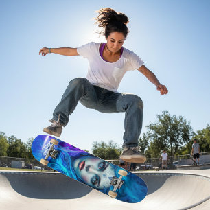 Skateboard Femme mystérieuse émergeant des flammes bleues et
