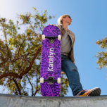 Skateboard Feuillage motif de feuille bleu violet nom personn<br><div class="desc">Répandez un peu de flair dans vos rues de la ville avec ce skateboard personnalisé et personnalisé. La typographie moderne, tendance, blanche en détresse, pointue recouvre un motif damassé de feuillage mauve, rose et bleu ombre sur un riche arrière - plan texturé violet profond. Fait une déclaration cool et élégante...</div>