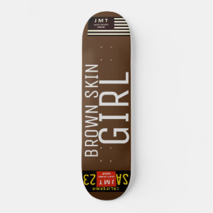 Skateboard FILLE À LA PEAU BRUNE Planche à roulettes