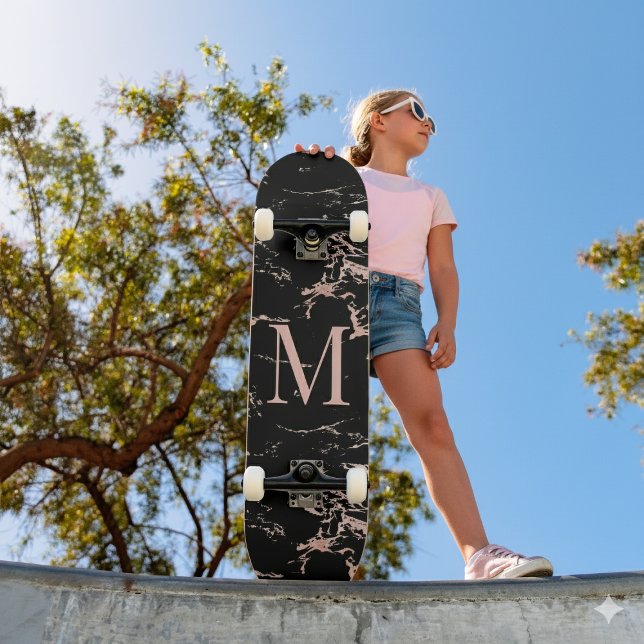 Skateboard Fille Marbre Noir Rose Or Monogramme huile (Girly Black Marble Rose Gold Foil Monogram Skateboard)