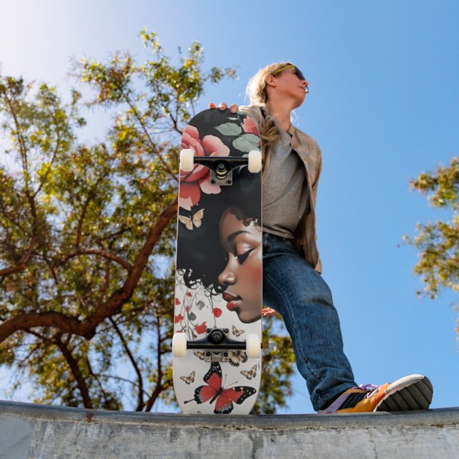Skateboard Fille noire fantaisiste avec des roses et des papi (Extérieur 1)